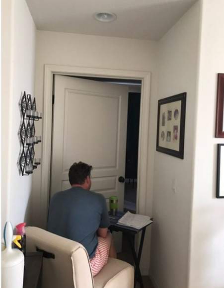 Figlia fotografa il padre seduto davanti ad una porta chiusa: incredibile il motivo