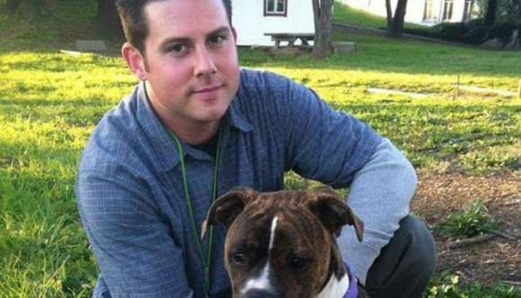 Ryan È In Coma E Il Suo Cane Lo Va A Trovare In Ospedale Per Dirgli Addio, Guardando Da Vicino Scopre Qualcosa Di Incredibile