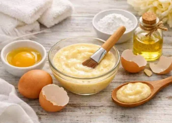 "Maschera all’uovo per riempire le rughe d’espressione: applicazione naturale per una pelle più liscia