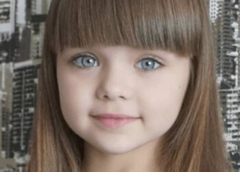 Stai consegnando tua figlia ai predatori online. Gli attacchi contro la mamma della "bimba più bella del mondo