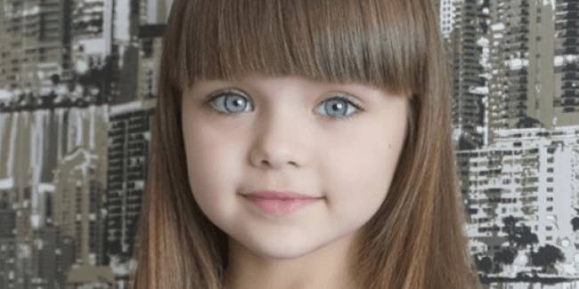 Stai consegnando tua figlia ai predatori online. Gli attacchi contro la mamma della "bimba più bella del mondo