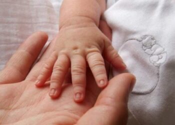 A soli 16 mesi rischia la vita per colpa di un bacio: la storia