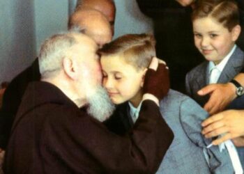 Padre Pio da Pietrelcina: Sono Un Povero Frate Che Prega