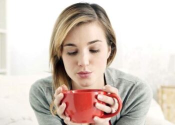 Smaltire gli stravizi natalizi con queste 5 tisane drenanti