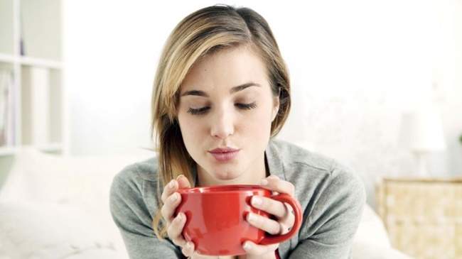 Smaltire gli stravizi natalizi con queste 5 tisane drenanti