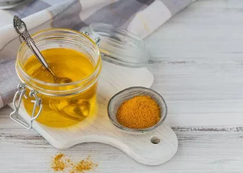 Miele e curcuma: come preparare l’antibiotico naturale