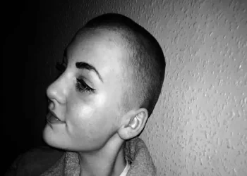 Si rasa i capelli per donarli ai bimbi malati