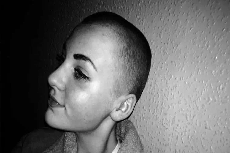 Si rasa i capelli per donarli ai bimbi malati