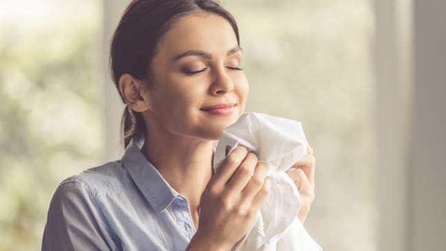 Combatti lo stress annusando la maglietta del tuo partner, lo dice la scienza