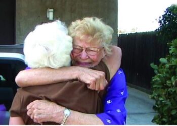 Madre e figlia si conoscono finalmente dopo 77 anni: la triste storia della loro separazione