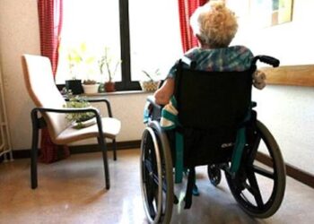 Ha mandato la madre a vivere in una casa di riposo. Quando è andato a trovarla, lei ha rivelato una crudele verità.