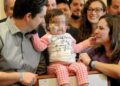 Bambina sconfigge la leucemia grazie a 71 donatori. I genitori ne incontrano 24 per ringraziarli