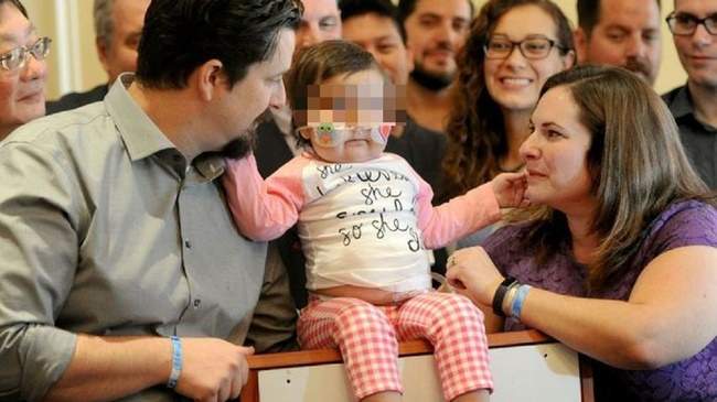 Bambina sconfigge la leucemia grazie a 71 donatori. I genitori ne incontrano 24 per ringraziarli