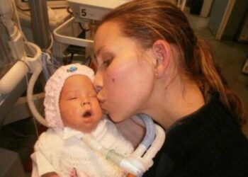 Papà apre la bara della sua bambina nata morta e scopre che è viva.