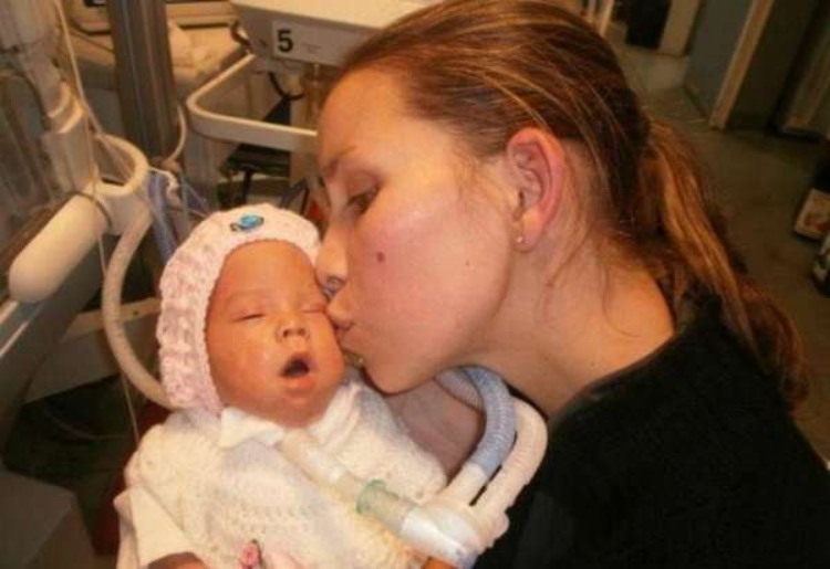 Papà apre la bara della sua bambina nata morta e scopre che è viva.