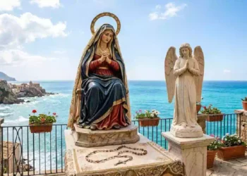 Statua della Madonna dello Spasimo in preghiera collocata su una terrazza panoramica affacciata sul mare