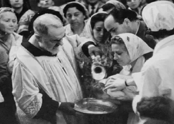 Padre Pio rivolge gli occhi al cielo