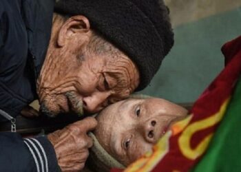 Amore vero esiste davvero. Si prende cura della moglie paralizzata per 56 anni