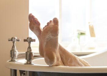 Bagno caldo: se fatto così fa bruciare più calorie di una camminata di 30 minuti