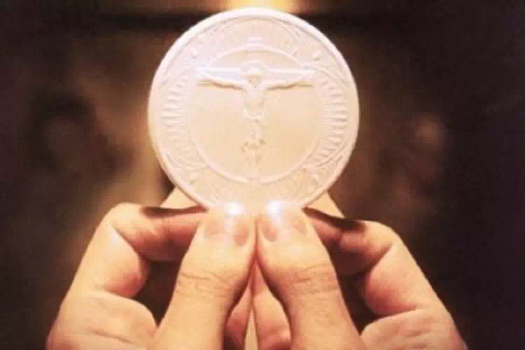 Miracolo A Lourdes: L’ostia Si Solleva Dal Piattino