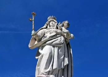 La Statua della Madonna più grande al mondo. Nove piani