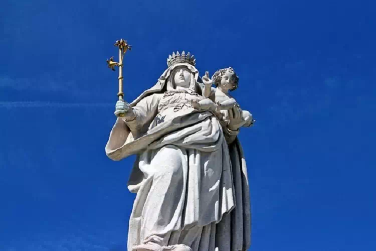 La Statua della Madonna più grande al mondo. Nove piani