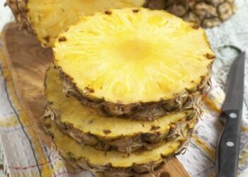bere-acqua-e-ananas