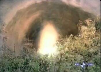 Ha solo 16 anni e non sopporta più le sofferenze della malattia. L'acqua di Lourdes lo guarisce
