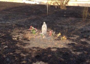 La statua della Vergine Maria è rimasta miracolosamente intatta dopo il terribile incendio