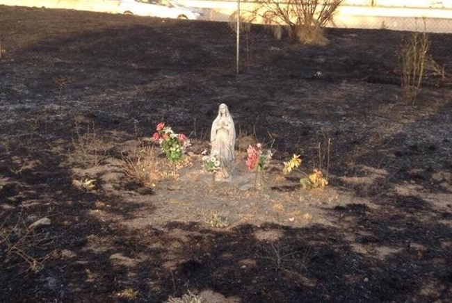 La statua della Vergine Maria è rimasta miracolosamente intatta dopo il terribile incendio