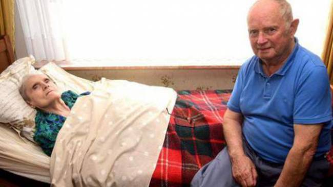 Jules Appelmans, cittadino belga di 83 anni, da 44 anni si prende cura di sua moglie, malata di sclerosi laterale amiotrofica