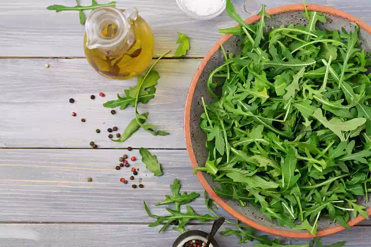 Mangiare la rucola: i benefici che fanno bene alla salute