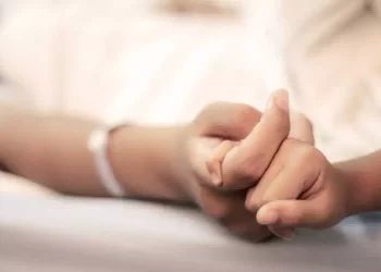 Adalynn sta morendo di tumore: il fratellino la consola in ospedale