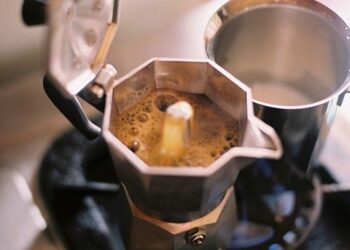 Pulire la Moka in modo semplice e naturale con sale, aceto e limone