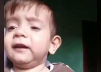 Bambino in attesa di un nuovo rene, recita il Padre Nostro in modo sorprendente. Difficile non emozionarsi