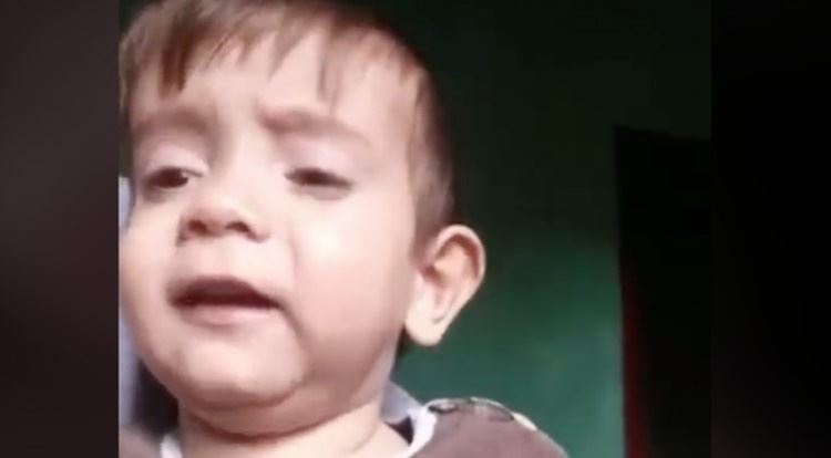 Bambino in attesa di un nuovo rene, recita il Padre Nostro in modo sorprendente. Difficile non emozionarsi