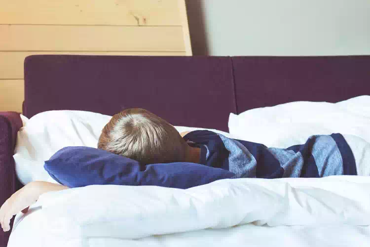 Mettere i figli a letto presto fa bene alla salute