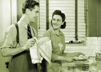 Faccende domestiche? Le confessioni di un marito"Caro uomo, se l'aiuti in casa non le stai facendo un favore"