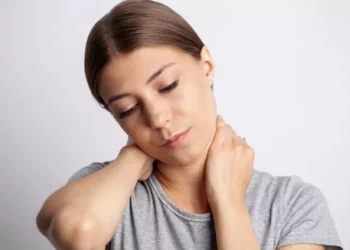 Dolori cervicali: sintomi e rimedi naturali