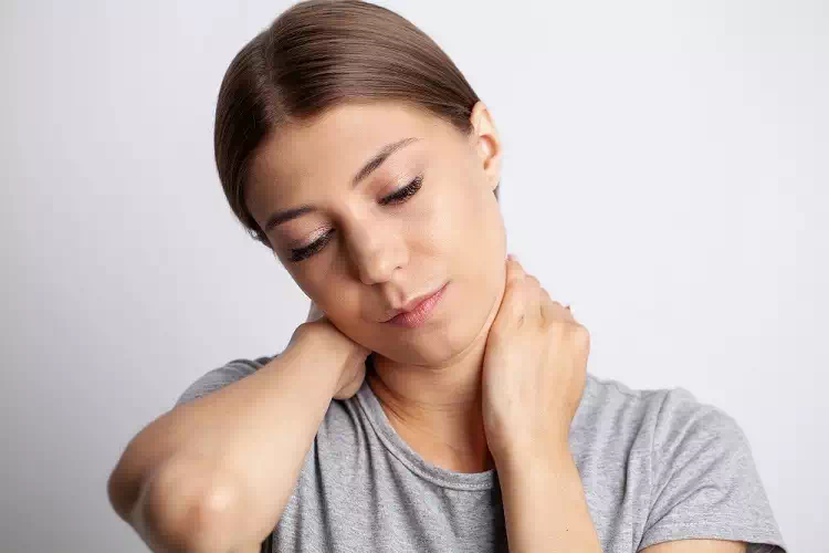 Dolori cervicali: sintomi e rimedi naturali