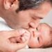 Il padre non aiuta a prendersi cura dei figli, esercita la paternità