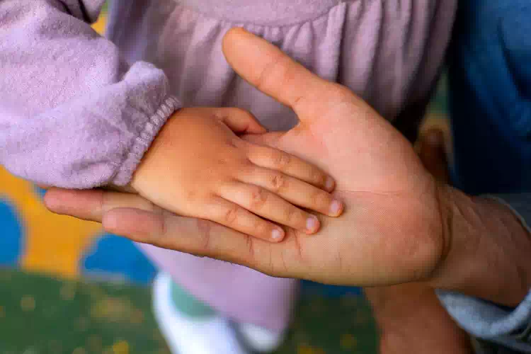 “Voglio sposarmi”. Così il papà della piccola di 4 anni