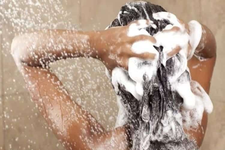 aggiungere-un-cucchiaino-di-zucchero-allo-shampoo