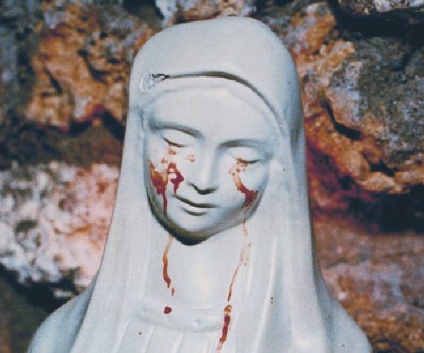 Statuetta della Madonna piange lacrime di sangue: i pellegrini accorrono