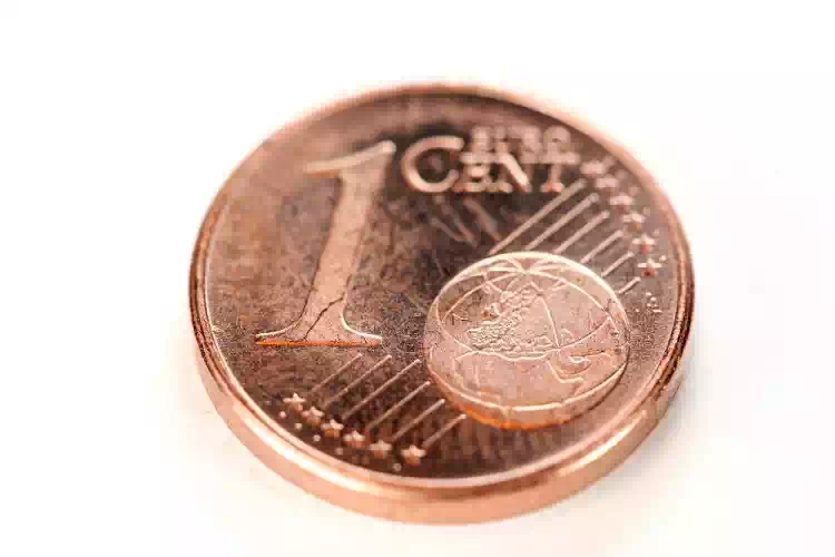 Monete da 1 e 2 centesimi sospese dal conio