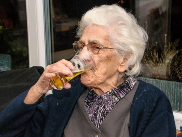 Nonna di 96 anni beve 22 birre al giorno per restare in forma
