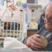 David, il nonno che va a cullare i bambini soli: un’iniziativa straordinaria