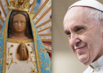 Papa Francesco confessa: "Vicino al cuore, un sacchetto con una reliquia"