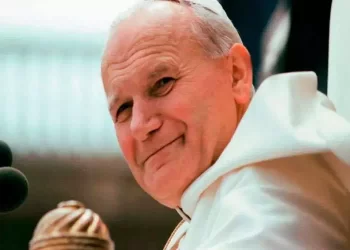 La veste di Giovanni Paolo II diventò tutta nera