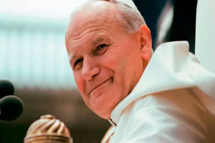 La veste di Giovanni Paolo II diventò tutta nera